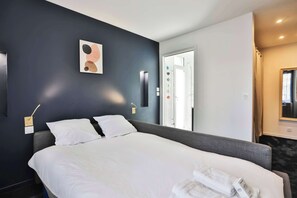 5 bedrooms, iron/ironing board, WiFi, bed sheets