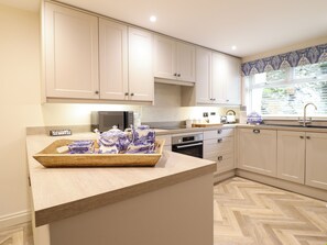 Dishwasher, cookware/dishes/utensils - 6 Uppergate Street Rose Cottage (Conwy)