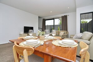 Dining - Modern Inner-City Townhouse | Walk to Hagley Park, Shops & Dining (Christchurch)