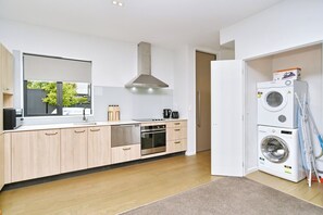 Fridge, microwave, oven, stovetop - Modern Inner-City Townhouse | Walk to Hagley Park, Shops & Dining (Christchurch)