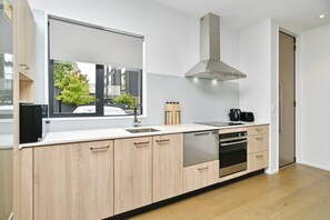 Fridge, microwave, oven, stovetop - Modern Inner-City Townhouse | Walk to Hagley Park, Shops & Dining (Christchurch)