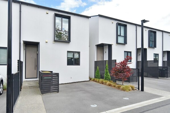 Exterior - Modern Inner-City Townhouse | Walk to Hagley Park, Shops & Dining (Christchurch)