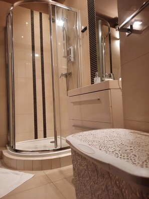 Luxury Senate Apartment | Bathroom