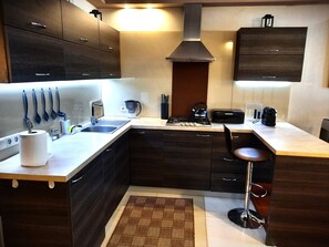 Luxury Senate Apartment | Private kitchen | Electric kettle, highchair