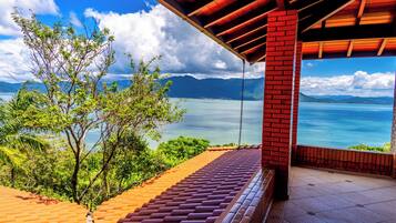 Suíte superior, vista para o oceano | Sacada