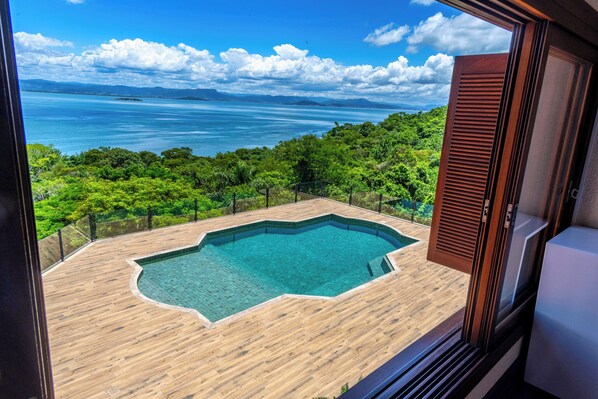 Comfort Suite, Ocean View | Mountain view