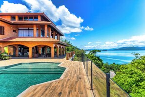 Outdoor pool - Mansão VOAR (Florianopolis)