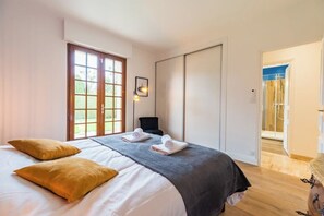 5 bedrooms, iron/ironing board, travel crib, WiFi