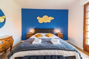 5 bedrooms, iron/ironing board, Internet, bed sheets