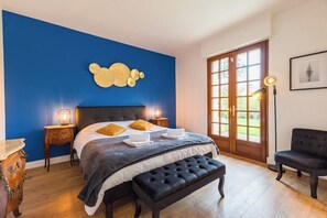 5 bedrooms, internet, bed sheets