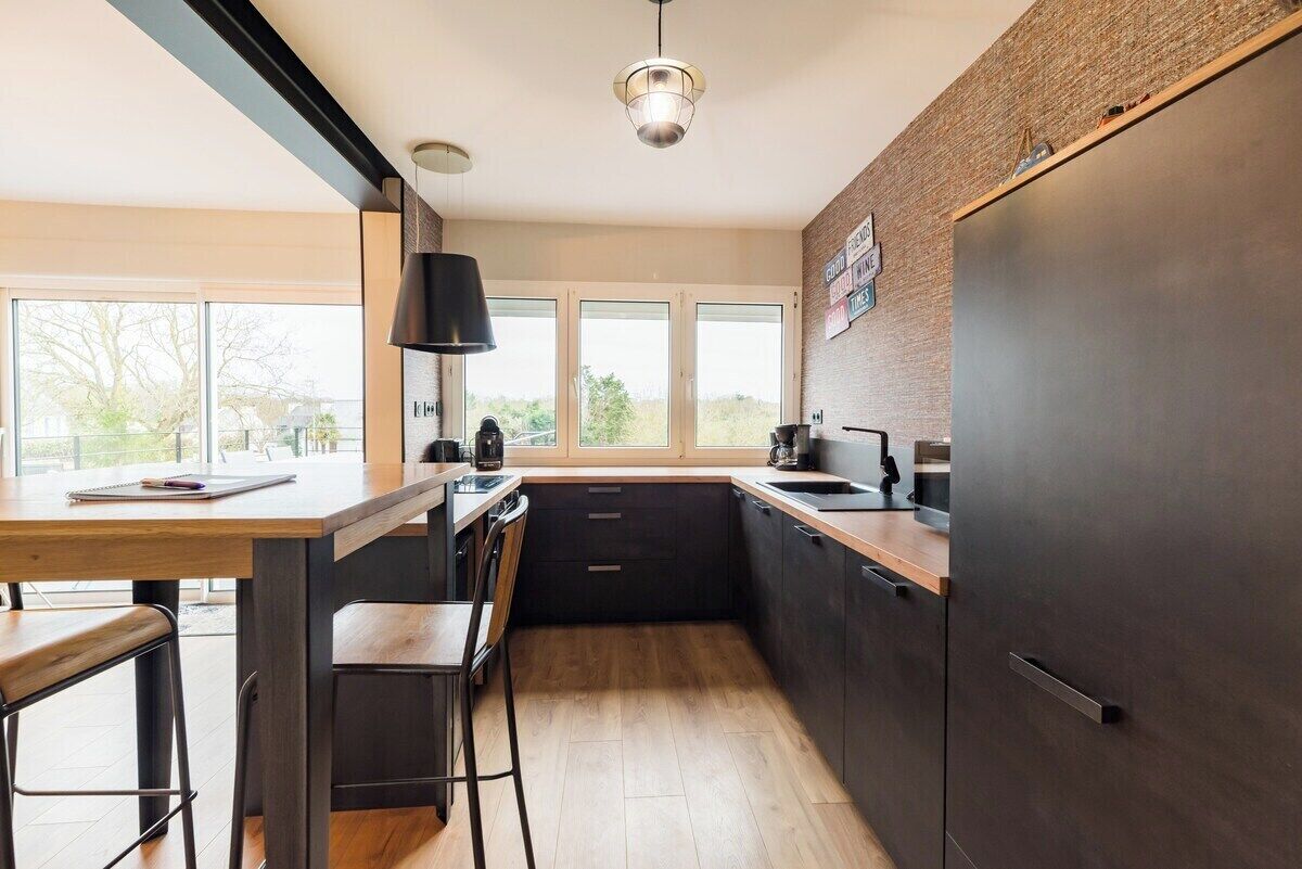 Køleskab, mikrobølgeovn, ovn, kaffe-/temaskine