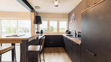 Køleskab, mikrobølgeovn, ovn, kaffe-/temaskine