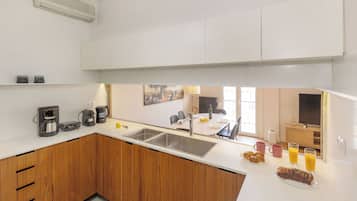 Comfort Apartment, 2 Bedrooms, Hill View | Private kitchen | Microwave, stovetop, electric kettle, cookware/dishes/utensils