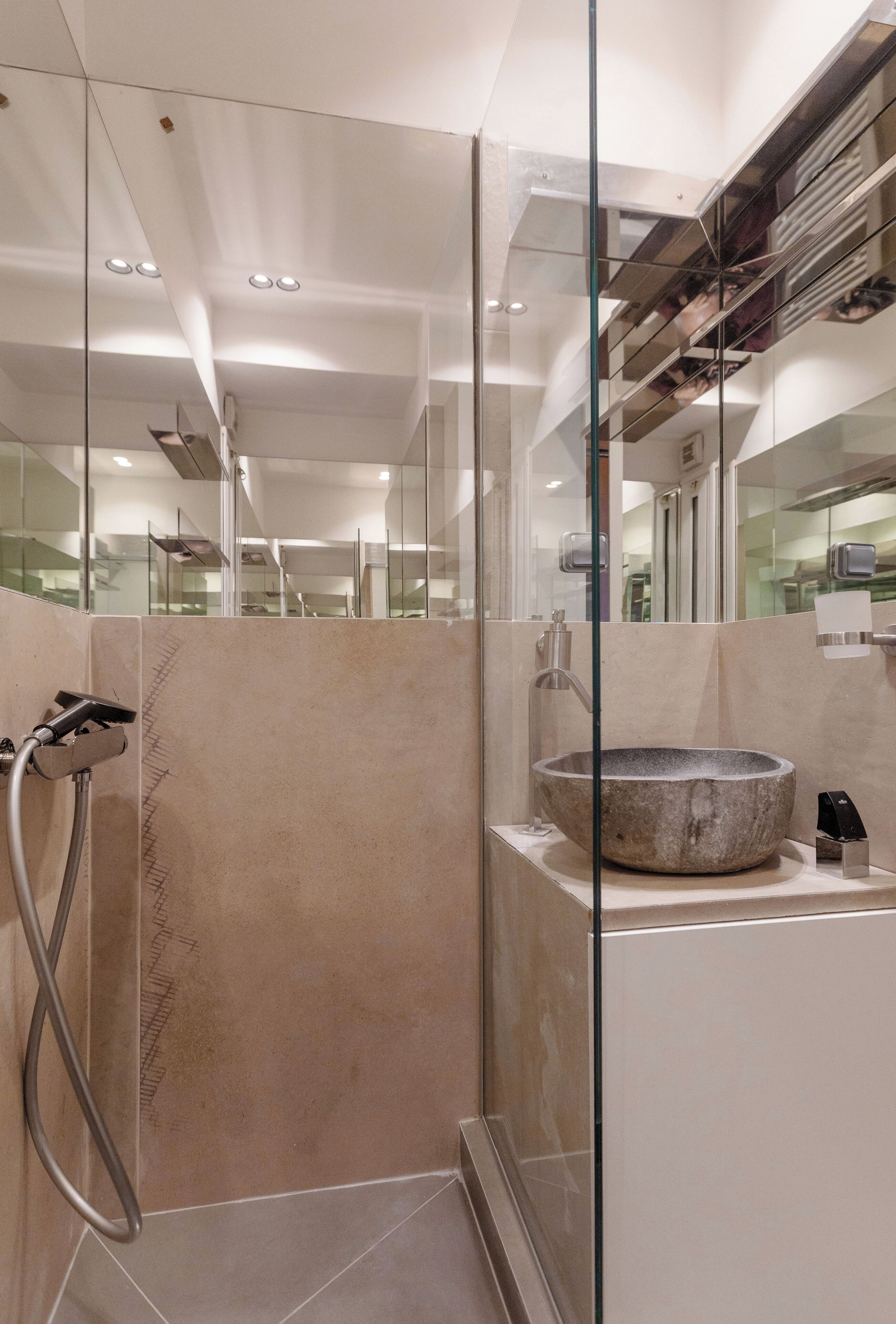 Estudi en suite exclusiu | Bany | Dutxa, assecador de cabells, tovalloles i sabó 