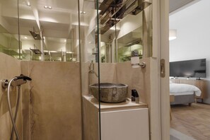Studio Suite Eksklusif | Kamar mandi | Shower, pengering rambut, handuk, dan sabun