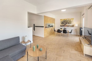 Comfort Apart Daire, 2 Yatak Odası, Tepe Manzaralı | Oturma alanı | Dijital TV kanalları bulunan 45 inç akıllı televizyon 