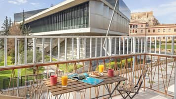 Comfort-Apartment, 2 Schlafzimmer, Hügelblick | Terrasse/Patio