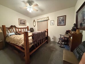 1 slaapkamer, een strijkplank/strijkijzer, wifi, beddengoed