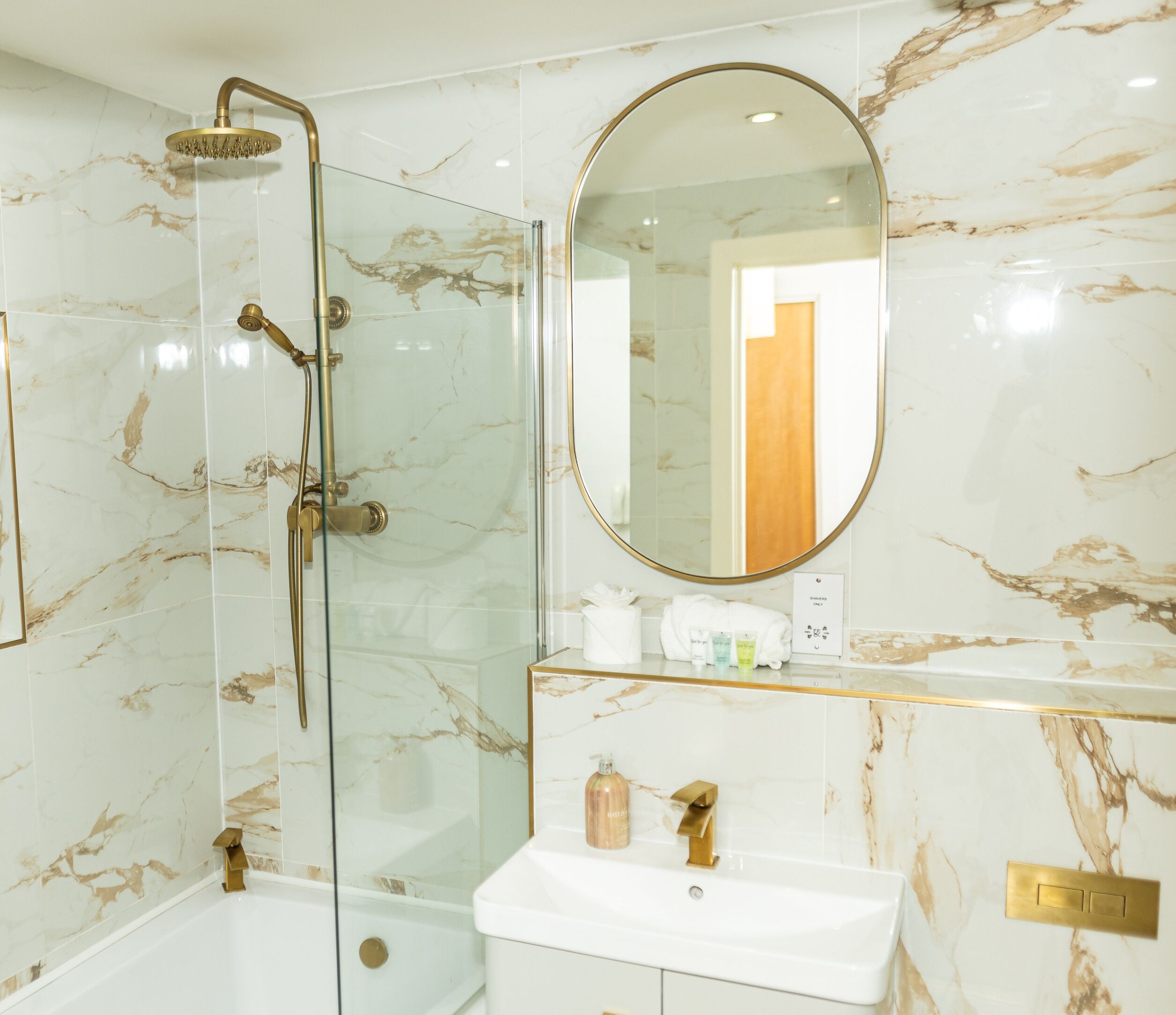 Apartment | Bathroom | Combined shower/bathtub, deep-soaking bathtub, hair dryer, towels