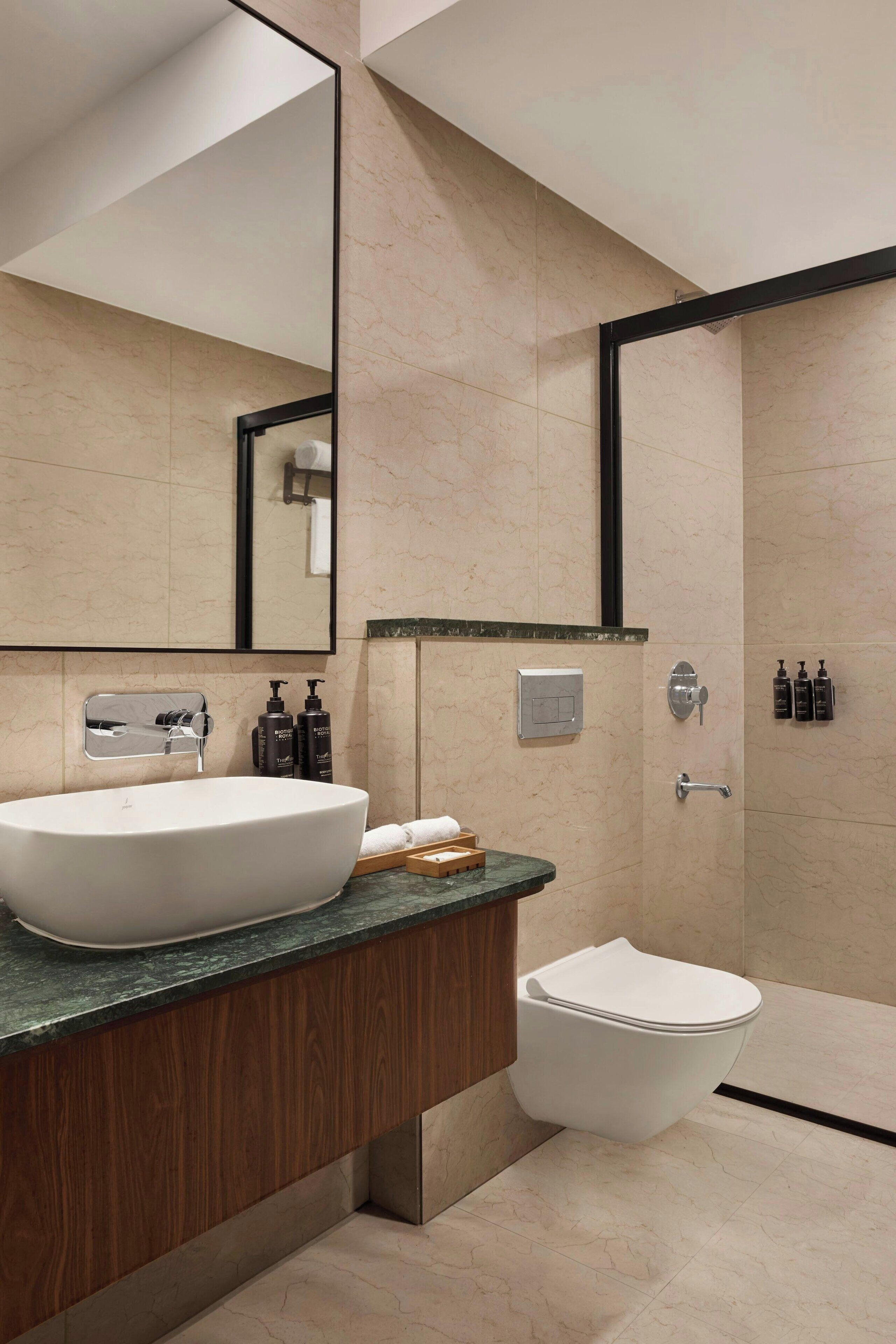 Premium Room, 1 King Bed, Mountain View | Bathroom | Hair dryer, towels, soap, shampoo