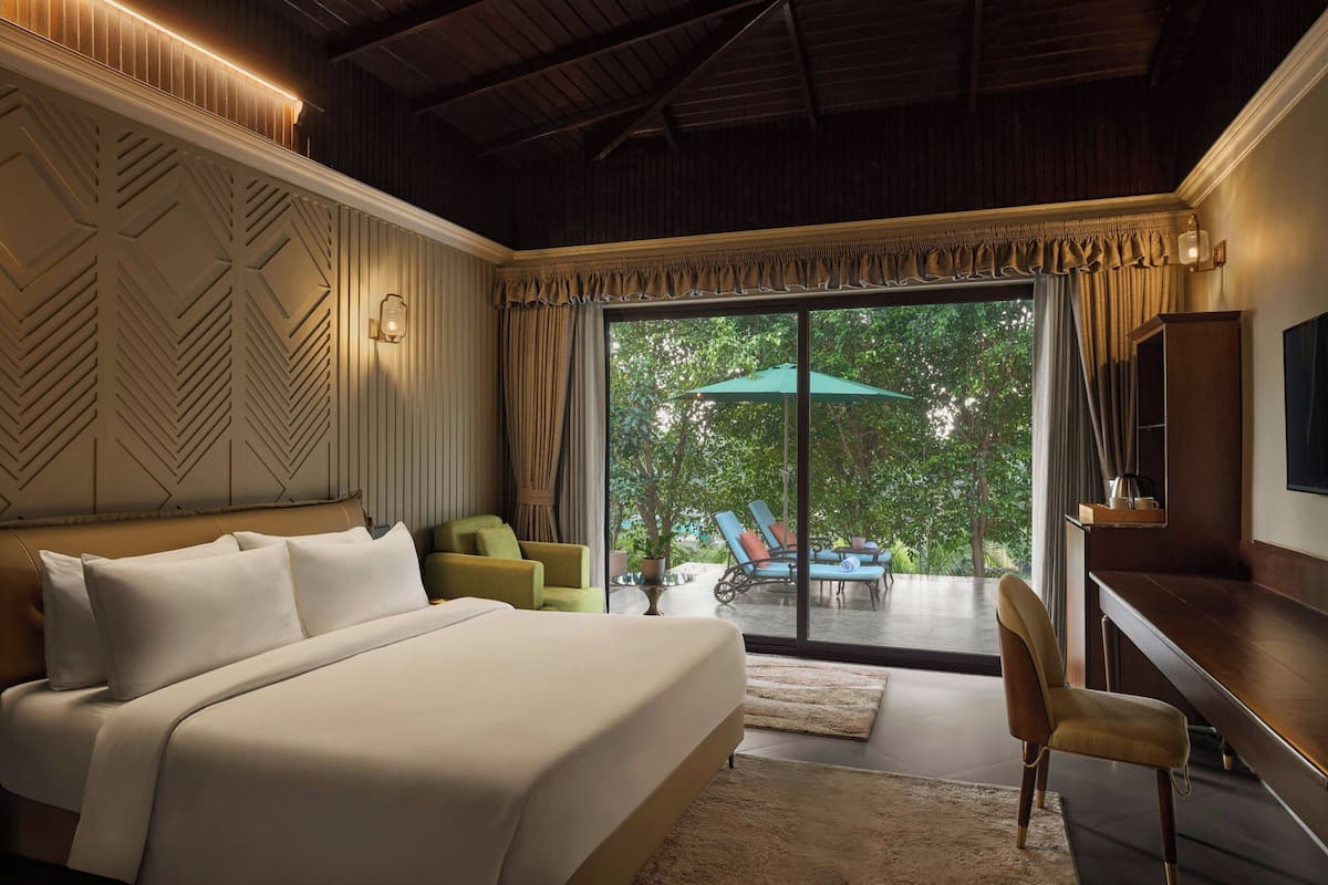 Premium Room, 1 King Bed, Garden View | In-room safe, desk, laptop workspace, blackout drapes