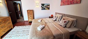 3 bedrooms, iron/ironing board, travel cot, free WiFi - Charming Carvoeiro villa with private pool, sea view and walk to the beach. (Carvoeiro)