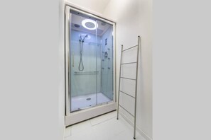 Dusche, Haartrockner, Bidet, Handtücher