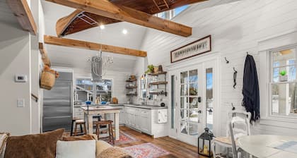Charming 3-bedroom farmhouse water-front near Saratoga Springs