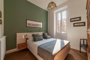 2 habitaciones, tabla de planchar con plancha y ropa de cama 