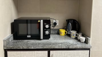 Microondas, horno, parrilla de estufa y utensilios de cocina