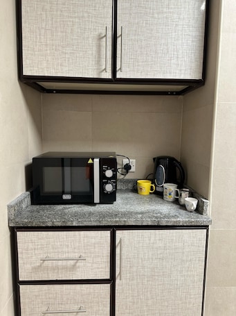 Microwave, oven, stovetop, cookware/dishes/utensils