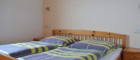 2 bedrooms, travel cot, WiFi, bed sheets