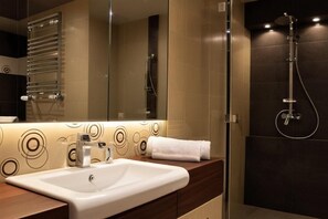 Shower, hair dryer, bidet, towels - Copernicus Studio: Tranquil Balcony, Modern Comfort & Historic Krakow (Kraków)