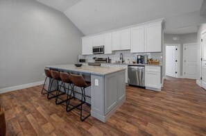 Fridge, microwave, oven, stovetop - New Listing! Cozy 3 bedroom - Downtown Lexington (Lexington)