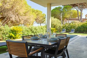 Outdoor dining - Sumptuous Villa Jana Sea view (Sainte-Maxime)