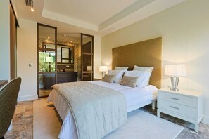 5 soverom, skrivebord, strykejern/-brett og reiseseng for barn