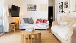 Tv, eldstad och ett bordtennisbord