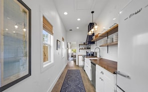 Fridge, microwave, oven, stovetop - NEW! Game Room, Dogs Ok, Walk to Beach (Breakaway) (Ocean Park)