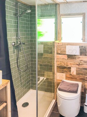 Chalet familial, vue sur la vallée | Salle de bain | Douche, serviettes fournies, papier de toilette