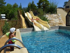 Piscine extérieure (ouverte en saison), parasols de plage