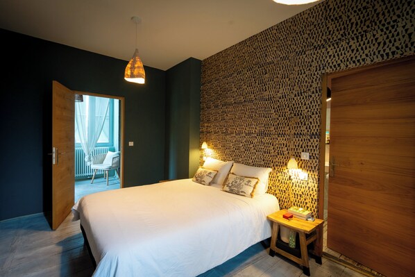 8 bedrooms, iron/ironing board, WiFi, bed sheets