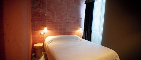 8 bedrooms, iron/ironing board, WiFi, bed sheets