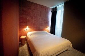 8 bedrooms, iron/ironing board, WiFi, bed sheets