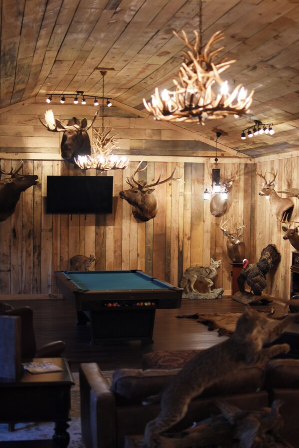 Interior - Charming 3-bedroom rustic cabin with WiFi in wonderful Williamsburg (Williamsburg)