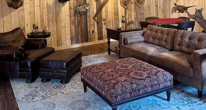 Charming 3-bedroom rustic cabin with WiFi in wonderful Williamsburg