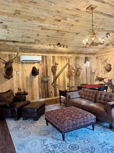 Charming 3-bedroom rustic cabin with WiFi in wonderful Williamsburg