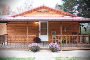 Exterior detail - Charming 3-bedroom rustic cabin with WiFi in wonderful Williamsburg (Williamsburg)