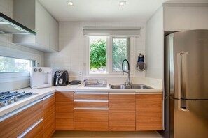 Villa, aircondition, sjøutsikt | Eget kjøkken | Kjøleskap, mikrobølgeovn, ovn og kokeplater