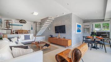 Vila, ar-condicionado, vista para o mar | Área de estar | Smart TV 30 polegadas com canais digitais