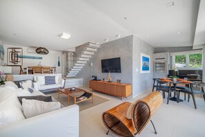 Villa, Air conditioning, Sea View | Living area | 30-inch Smart TV with digital channels - Bz77 Pe na areia Casa jacuzzi 4 suítes (Búzios)